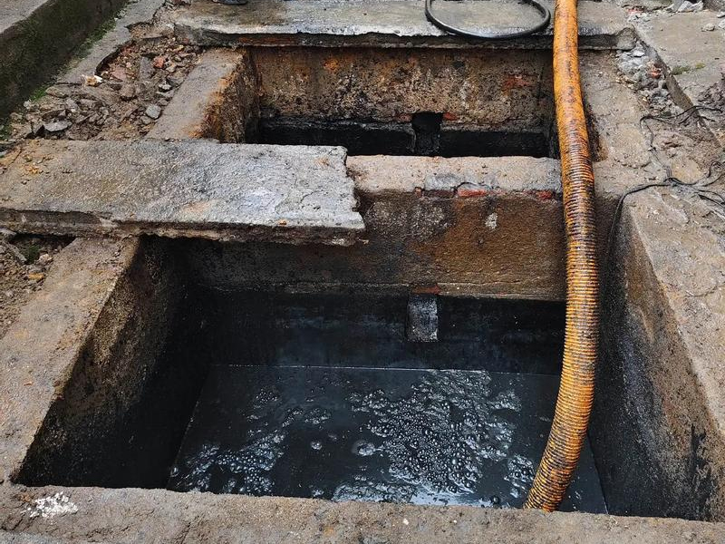 大影壁清理化粪池